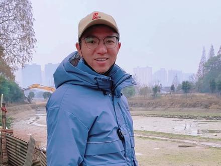 钓场今天正式开工建设,请了两台巨无霸挖机过来清理鱼塘淤泥,钓友们提的建议都安排上了!#2022dou来钓鱼 #挖机 #鱼塘 #挖鱼塘 #黑坑钓鱼 #钓场建设 #钓鱼人 #挖机视频 #钓鱼人就是这么疯狂