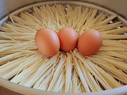 金针菇和鸡蛋在锅里蒸一蒸,出锅就是特色下饭菜,从小吃到大真香