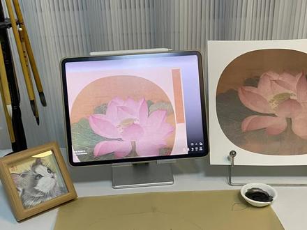 零基础自学工笔画|《出水芙蓉图》底稿过程分享 1⃣️材料:
底稿:《宋人花鸟1》
自己起稿(理解每一根线,了解结构)A3玻璃纸(打印A3纸,记得写正反面)我不习惯,所以直接用临本起稿
毛笔:艺云面相像笔、精峰小羊毫
墨:玄明或磨墨(端砚、歙砚,逆时针磨墨)
熟绢:绘缯3号,熟绢/熟宣(正面)可做底色
拷贝台:千引,自带吸铁石或者吸铁石+硬币
2⃣️花瓣:想明白每一个花瓣的结构,可从上到下或者从左到右,调淡墨,尽量勾的又淡又细,要有虚实提按,可以接笔,不需要一笔画完,但要勾的有变化,靠线的提按表现结构变化,但是别画的太清楚。每一瓣花瓣尖尖都有很微妙的变化,一边起笔轻,另一边重,这样就会立起来。
3⃣️莲蓬:也是注意轻重变化,莲子注意排列组合,一边重一边轻,每个也不一样,注意角度和变化
4⃣️荷叶:墨线比花稍重一点,看起伏关系,叶筋
5⃣️茎:用两条线勾出360º体积的感觉,不要勾成纸片
#国画 #国画教程 #工笔画 #自学国画 #国画也抖音