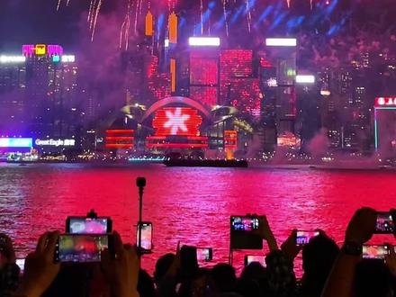 大年初二,香港维多利亚港上演了一场耗资近2000万元的烟花秀,璀璨夺目。烟花下祝我们如愿以偿。#人山人海太热闹了 #烟花秀#香港 #随拍#初二