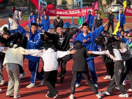 明年运动会开幕式请按照这个标准来跳#洪城校园记 #活力校园 #校运会 #家有儿女 #操场上从来不缺舞者