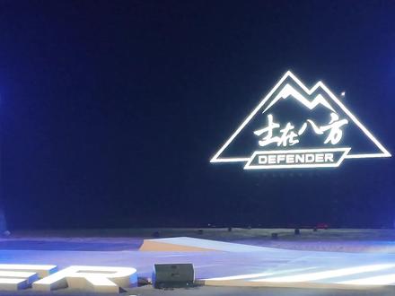 路虎卫士OCTA凭啥卖200万? 磨磨蹭蹭总算把片子剪出来了。关于这台OCTA,我想多说几句——它确实是台好车,但某种意义上,我不太推荐Black版。为什么呢?因为它实在太低调、太克制了。普通人打眼一看,可能根本分不清它和80万的普通卫士有什么区别。
你要问我它值不值,这事儿其实挺难界定的。真正消费得起的人,对上眼了自然觉得值;要是预算够不上,那总能找出千万个理由说它不值。
另外有一点可以提醒大家:我们这次试驾的是25款OCTA,但如果你现在下单,提的基本都是26款了。话说回来,对大多数人来说,其实真没必要硬上OCTA,普通卫士已经足够好了。更何况现在正值25款清库存、26款即将上新的档口,倒算是个不错的入手时机。
各位看官,有没有兴趣也提一台?
#越野新王 #路虎卫士octa #路虎 #卫士 #越野