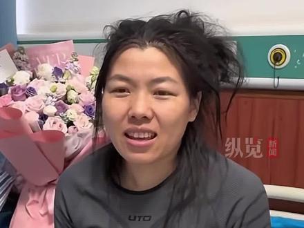 11月18日晚,“冷美人”在病房内开启首场直播,理发店的工作人员到病房为“冷美人”打理头发。(极目新闻)#冷美人