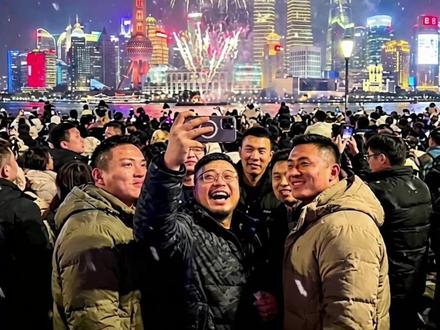 外面跨年后悔一晚上,在家跨年后悔一整年?#跨年 #跨年倒计时2025 #别人的跨年vs我的跨年