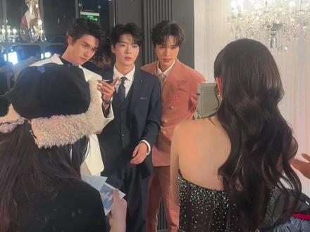 你们最好把这些照片都交出来!
#昼以继夜 2月14日 00:05分上线
快去预约!
#张晋宜 #梁思伟 #卡戎 #刘宇航