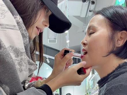 写信时才发现,我所有安心的回忆,主角都是您。清晨的鸡蛋,深夜的牛奶,行前塞满的行李箱…
妈,原来您早把爱,藏进了每一个我习以为常的瞬间。 #亲情 #陪伴 #给妈妈的一封信 #人间温暖