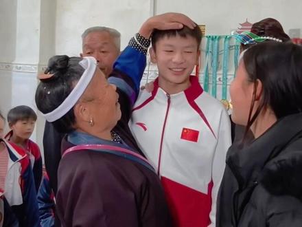 排面拉满,热泪盈眶。乡亲们夹道欢迎世界冠军#龙宇亨 凯旋!#三江侗族自治县#世界冠军#蹦床#好评柳州 (记者:杨晓雷 龙佳倩 莫江泉 见习记者:吕晓霞)