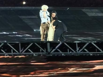 因为暴雨设备出了点小问题 他不说都没什么感觉 竟然要退票退机酒 从哪里找这么好的人 直接眼泪流成河#薛之谦 #薛之谦演唱会 #薛之谦广州演唱会 #万兽之王