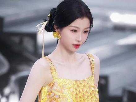 凌妙妙再现,虞书欣Red Gala红毯点评!#hello时尚季 #虞书欣 #时尚 #女明星