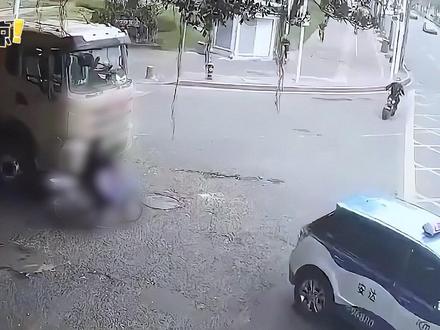 奶奶骑车送孙子上学 由于一个错误的举动 引发了无可挽回的悲剧 #纪实故事 #社会百态真实事件