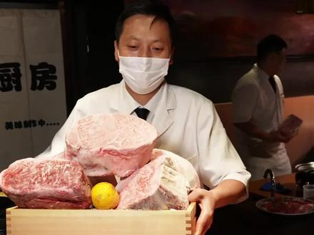 这么漂亮的和牛也能放开吃?深圳日料不得了 这是我吃过特别满足的和牛寿喜烧。100g一片的M9+和牛一整片下锅、一整片吃,霜降纹路的眼肉擦上大量黑松露,而且关键把菜单上这些吃完以后,还有这些部位可以无限追加。一起看一看,在深圳花980,吃一顿高级和牛寿喜烧自助到底值不值? #寿喜烧 #和牛 #自助餐 #omakase #日料
