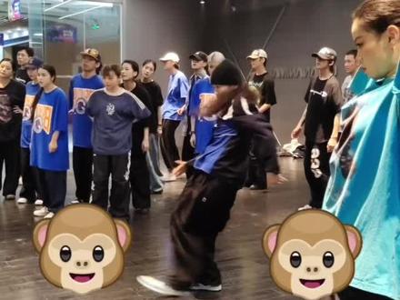 不是科目三玩不起 而是UA黑怕更有性价比 #抖音潮流舞蹈地图 #杭州ua #跳舞 #路人视角 #科目三