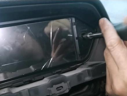 奔驰C200触摸屏更换教程(1)#抖音汽车 #猜车 #汽车 #厉害了我的车 #大屏导航