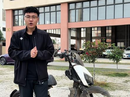 今天研究了一下这辆车 雅迪Z3必须是X5他爷爷辈了 车上这些配件确实让我有点震惊 老铁安排的我们TT四并208A高倍率准备安排最新工艺给他制作 兄弟们敬请期待 关注我下几期视频 #电摩的魅力 #雅迪x5 #宝宝车x5 #南宁TT锂电