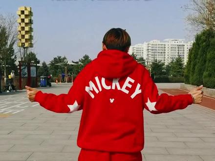 大家都要的加太空滑步的《元宵之夜》背面分解来了