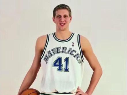 接下来登场的是独行侠终身传奇,最伟大的外籍球员#诺维斯基#篮球