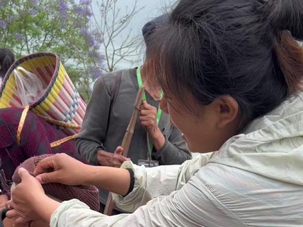 85岁郑爷爷拿着自己家的土鸡蛋走路3个小时来码头坐船去县城卖,都是平时自己不舍得吃的,卖点钱只是为了买点药,他其实可以从渔洞码头上船的,但是为了节省船费就多走一个小时的路程#记录真实生活 #三农 @船娘芳姐生活号