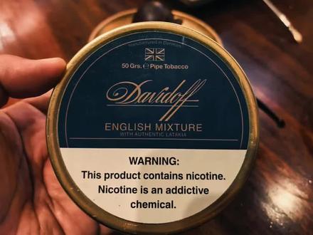 今儿分享一款大卫杜夫的烟斗草,英格兰调配,纯英式配方,V草L草都有,看配料还有黄油,抽起来烤烟味微甜,烟气还好,一边看辽篮一边灰,球也输了斗也抽完了,怀念昔日辽篮盛世!#烟斗客 #烟斗丝 #烟斗 #烟斗界 @野岛 @三亚老顽童 @龙若 @老K带你飞 @一介草民-张晓岚 @烟斗亚军 @三燈 @狮王猎头老叶 @宝印真饺(瑞景总店) @大 吃 货 @不只是做烟斗的大妞(不收徒) @小九说烟斗/挑战走进100个斗客的生活中 @泰勒玩烟斗 @我本烟斗 @Miko *.❅· @缇娜在意大利烟斗版 @斗爺意大利烟斗 @大仙说烟斗 @战平烟斗 @35哥 漆龙商贸行 @烟斗夫妇 @杰欧烟斗JIEO @登喜斗室 @HJP @四马路潜伏哥 @大E大E
