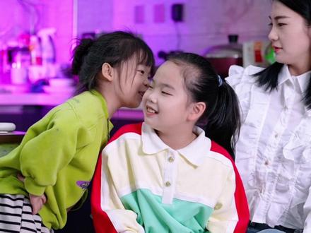 哈哈,妈妈抱住姐姐妹妹生气了😡#陪伴孩子的美好时光一定是童年最好的礼物 #我家的小公主闪亮登场啦 #愿你无忧无虑健康快乐的长大 #一半疯了一半算了