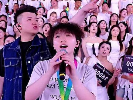 19岁大一学生来挑战木森大舞台,一首《天亮了》送给父母 靠兼职赚学费,木森大气把一万六提到三万八#木森 #木森大舞台 #音乐分享 #天亮了 #户外直播现场