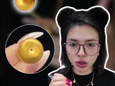 黄金首饰有洞口是为了偷工减料? 其实很多姐妹都爱5D3D工艺
能用较少的金实现较大的体量
不仅好入手产品也绝美
那关于这个工艺的小bug胖元有话说
这条视频首先给强迫症的姐妹们打预防针
5D3D的洞口是绝对无法补上的
如果你强迫症接受不了这个点
那就不要去入这个工艺 去入后壁中空的倒模款
其次给不知道有洞口这回事的姐妹们打个安心剂
有洞口是很正常的现象
不是师傅上班打盹更不是商家黑心减料
只是为了排出里面的物质而存在的
更不是你买到了假金 姐妹们可以放心
姐妹们还对什么工艺有误解
都可以打在评论区 胖元再专门讲一期
#黄金工艺 #黄金首饰 #5d工艺 #倒模工艺 #黄金加工