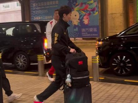 上届全运会女单冠军王曼昱抵达澳门 迎接十五运 冲击个人第4枚全运金牌 #王曼昱抵达澳门 #十五运