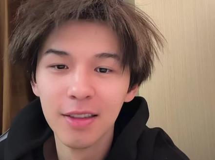 看似在讲和少熙摔跤 实则紧急公关#何浩楠 #何浩楠直播 #何浩楠陈少熙 #何浩楠走丢小狗 #dou上热门