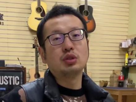 #吉他 #弹吉他小妙招 #一本正经乱弹琴 拨片爱掉进吉他音孔怎么取出来,一招教你解决