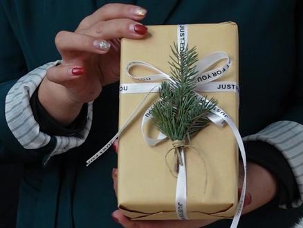 圣诞礼盒包装~~~~~~
#花艺教学 #花艺教程 #花艺培训 #花艺 #圣诞 #成都花艺培训 #礼盒包装