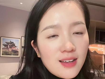 25年是我的职业技能和自己认知心态进步非常大的一年,经过一年的沉淀,无论是职薪的调整、还是工作与生活的平衡都在向好的方向发展。
也终于懂了:意识觉醒,才是所有改变的开始✨
从前背熟“一寸光阴一寸金”却不懂珍惜,终归是少年不解愁滋味,读懂已非少年时。从来没有像现在觉得时间是如此的宝贵,学生时代大家可能是无感的,因为你每天的时间都是属于自己的。但是当你有了家庭有了孩子就不一样了,因为你的时间要分给孩子、分给家庭……
当了职场宝妈才真切明白,时间是普通人最珍贵的翻转命运的资源。如果不做时间规划每天都陷在热热闹闹、慌里慌张的失序状态下。
但时间管理从来不是让你做陀螺填满每一分钟,而是把时间花在刀刃上!先理顺生活工作的小节奏,建立秩序,才能减少节奏凌乱带来的不必要的思考/决策的时间。每个岗位从长期来看都会有一些共性的固化的工作事项,所以想要生活工作节奏更加丝滑、节省更多的时间用来自我提升的姐妹们,一定把你工作以及生活中固定的事项总结出来,每天晚上花5分钟,列出第二天的所有待办事项清单,分出来优先级——紧急且重要的立即做、重要但是不紧急的有计划地做、紧急不重要的寻求别人帮助,当然也有一些不紧急但也没那么重要的小事就用零散的时间慢慢做。要知道我们每天24小时1440分钟除去睡觉、吃饭、陪娃这些时间,真正让你用来学习提升自己或者工作来换取价值产出的时间并不多,所以姐妹们,别再让宝贵的时间,浪费在无意义的内耗里啦!利用好这笔资源,来撬动你命运的齿轮吧~#时间管理 #自我提升 #职场妈妈 #规划建设 #命运的齿轮开始转动