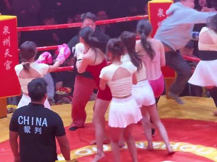 美女拳击赛一边是恋综现场,一边是职业赛场