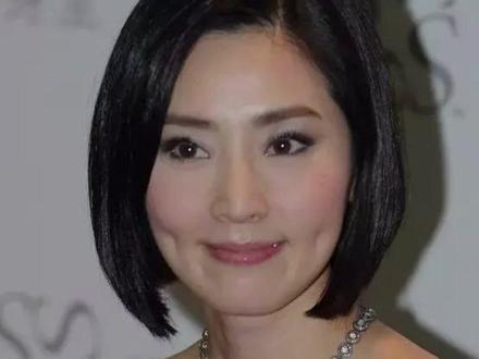 香港电影大亨向氏兄弟发家史都有所耳闻在港圈如雷贯耳,他们是永盛影业创始人,从一家小饭店到电影公司,算得上是一个传奇故事,向华强的爱情谈得上是一股清流,而向华胜恰恰相反,先后与张玉玲步入婚姻,对漂亮的张敏一见钟情,又与张玉珊、端木樱子相爱,最终向华胜64岁因为癌症去世无儿无女。向华胜和张玉珊热恋时,拿着张玉珊的八字请示尼泊尔密宗,密宗告诉向华胜,张玉珊是灵童转世,一世旺夫运。 张敏从18岁开始就跟了向华胜,一直到27岁,张敏与向华胜分手,分手的原因是因为向华胜向密宗请示能否与张敏结婚,密宗说张敏两腮无肉,没有旺夫运。就是因为听信了这位密宗的话,所以向华胜不愿意娶张敏,张敏一怒之下就提出了分手,并前往内地发展。 张敏之后,向华胜又看上了比自己小24岁的张玉珊。1998年,向华胜与张玉珊相恋。 和向华胜在一起后,张玉珊也退出了娱乐圈,并在向华胜的帮助下创办修身堂控股有限公司,2003年公司在香港联交所创业板上市,张玉珊成为香港最年轻的上市公司主席。实际上向华胜与张玉珊并没有结婚,而是订了婚并没有领证和公布。后来向华胜因为患癌去世后,张玉珊再也没有传出过有恋情,也并没有结婚,一心只在事业上。如今50岁了仍然单身,也许在张玉珊心中再也遇不到第二个向华胜,或者结不结婚对于张玉珊来说都无所谓,毕竟一直以来张玉珊都是事业型的女生。