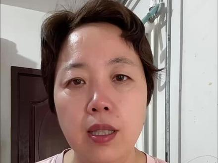 动画制作 最近有姐妹来找我,想跟着我学做动画接单,今天就跟大家掏心窝子聊几句。
其实万彩动画本身操作并不复杂,普通人摸索摸索就能上手。但想做出客户满意、能直接商用的成品,就少不了专属技巧和用心打磨,门道可不少。
完整的动画制作,一般要搭配三款工具:万彩动画 + 剪映 + AI。这套组合做出来的作品,客户基本都会认可。有剪辑基础的朋友上手会很快,零基础就要多花点时间。
自己闭门琢磨,和有人手把手带着学,效果更是天差地别。可现在我也挺纠结:收费教学,有人会说割韭菜;免费分享,我耗费心血总结的经验、大把时间又白白付出。
每个人的时间都有价值。你钻研几天想不通的问题,别人几句话就能点透,帮你少走无数弯路。有人觉得内容简单不该收费,也有人愿意为节省时间、快速变现买单。收低了对不起自己的付出,收高了又怕大家有压力。
另外录教程、做直播也并不轻松,拍摄、剪辑、写文案样样耗时间。说实话纯干货直播很少有人愿意耐心看完,愿意花几小时学实用技能的人并不多,直播间人气也一直不高。大家也可以去官方直播间学习,不过官方内容比较零散,不像我会把三款软件串联起来,整理成一站式实操流程,学完就能直接上手接单。
所以我暂时也没想好具体的教学形式。如果想学的姐妹人数多起来,我就专门整理成套教程,即使收费也不会高或是开直播免费分享,大家顺手点个赞就好。毕竟时间和价值,本就是等价交换的,感谢大家理解~