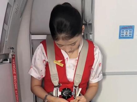 波音737、738机型:通常,空姐对面的座位是39L 。
空客330、331、332机型:一般是61L 。
其他机型:可以尝试选择47B、47C、47J、47K、48A、48L等靠近应急出口的座位,这些座位对面通常是空姐的休息区 。
此外,不同航空公司的特定机型也有对应的空姐对面座位:
国航波音787:35排、47排 。
东航空客330:61排 。
东航波音787:31排 。
川航空客330 - 300:49排ACJI 。
厦航波音787:46排 。
海航波音738:31排 。
吉祥A320:47排 。
川航A321:27排 。
春秋空客A321:29排。
需要注意的是,这些位置通常靠近安全门,可能无法通过手机订票选择,需到值机台办理,且在满座时才会安排,具体情况可能因航班和航空公司政策而有所不同。#空姐面对面