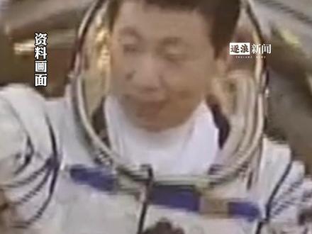 5月6日,我们的太空公众号发布消息,开启“地星三号”卧床实验志愿者招募。
据其公众号往届实验相关推文介绍称,这项实验“如果健健康康、没啥毛病,却必须24小时一直躺着,而且要保持头低脚高的姿势”。此前举行的“地星二号”实验的实施主要分为三个阶段:卧床前适应测试期15天、卧床期90天、起床后测试恢复期33天,总计周期长达140余天。
据红星新闻5月7日消息,记者采访了在2019年参与“地星二号”卧床实验的志愿者吴洪星,据他透露:“我们可以写毛笔书法,还有的志愿者会画画,画出了好多好看的画。我们甚至还在实验中举办了唱歌比赛。”
据他说,“航天英雄”杨利伟还曾来到实验现场,为大家加油鼓劲。(编辑:小岸)