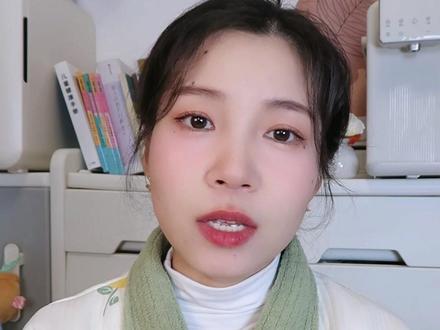 一位清华妈妈分享的,婴幼儿时期早教方法!发人深省! 在她的宝宝婴幼儿时期,重点培养了四个点‼️
❤️一、注重专注力的培养
1⃣️几个月的时候当宝宝盯着图片或者玩具的时候,一定不去打扰他,这时候是专注力初步形成的时期
2⃣️一岁多的时候给孩子准备了各种各样颜色的积木放到一起,鼓励孩子把相同颜色的积木挑出来做分类
3⃣️三四岁的时候,把红豆和绿豆混合在一起,鼓励孩子把不同的豆子全部挑出来,锻炼孩子的专注力
❤️二、思维能力的训练
1⃣️一岁多时培养孩子对数字的敏感度,用数字倒计时的方式玩躲猫猫游戏,让孩子对数字有初步的意识
2⃣️两岁半的时候,和孩子一起依次数数,他说1我说2他说3我说4,孩子很快就学会了13579和246810
3⃣️2岁半的时候,孩子有很多车车,鼓励孩子把大车小车进行排列,最大的车放在前面,小的车放在后面训练思维能力
4⃣️三岁的时候鼓励孩子把几只玩具鸡和玩具兔按照不同的组合方式放在两个笼子里,培养逻辑思维能力
5⃣️四岁在散步的时候让孩子数走几步可以到妈妈这里问他为什么相同的步数妈妈可以走得更远的问题引导孩子主动思考
❤️三、规则意识的建立
1⃣️三岁之前不需要建议太多的规矩,让孩子自由的发展她的个性,但是也要建立基本的规矩,个性和规则意识的建立不冲突
2️⃣两岁的时候孩子喜欢看动画片是天性我们不需要直接禁止,而是给孩子制定规矩:一天只能看2集动画片另外动画片的选择上我们会严格把控,小孩子的学习能力和模仿能力都很强,于是我在小小优趣上找一些适合孩子年龄的英语动画片,每天给孩子放上两集磨磨耳朵,在看动画片的同时其实也是为他日后学习英语打下基础
3⃣️一个很小的孩子,不需要立太多的规矩,但是至少要立两条,让他明白,有些事情爸爸妈妈不允许,并且没有讨价还价的余地
4⃣️定好了规则就不要轻易改变规则,孩子有了规则意识,这样就培养了孩子的自制力
❤️四、情商的培养
1⃣️婴幼儿时期不能让孩子怕生,让孩子大大方方的与人交流,在交流的过程中去放大这个优点,父母要去表扬他
2⃣️给孩子读一些故事性的绘本,比起干巴巴的说教孩子更愿意在绘本中学到很多好的行为习惯。
#早教育儿 #亲子教育 #亲子教育的正确方法 #婴幼儿教育 #人类幼崽成长计划