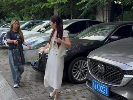 本来我想早上去看招容的,但是医院上午不准探望,等到下午过去,招容刚好想午睡,她说困的很,但是看到我来了又兴奋的爬起来和我一直聊,看到小石榴的那一瞬间觉得招容一切的辛苦都值得了,风雨过后见彩虹,真的替她高兴,以后你也是儿女双全的人了,不要再动不动就哭了,我们要开开心心的,以后的每一天都是幸福的@我是招容吖 #生活不会辜负每一个努力的人 #新生儿 #闺蜜