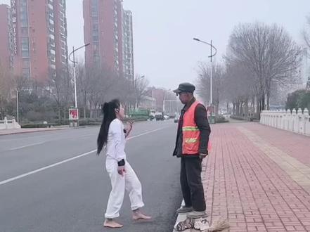 让人泪目的视频 她们的人生遭遇了什么样的打击与挫折