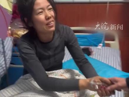 #“冷美人”退赛后首露面状态良好,赛事方在病房为其颁发奖金共38667元,并承诺承担所有医疗费用,此前其参加荒野求生37天,因营养不良晕倒退赛 #冷美人