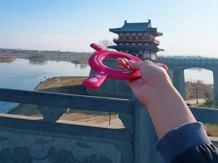 我已经把回旋镖的玩法说的明明白白的 如果你们还有不会飞的你就多看下我的视频 绝对会玩了#新奇特玩具#户外玩具