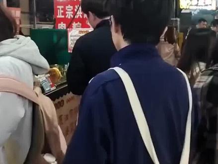 50岁煎饼叔叔患癌,同街摊主换收款码义卖捐助,妻子:家里有两个孩子,他是顶梁柱