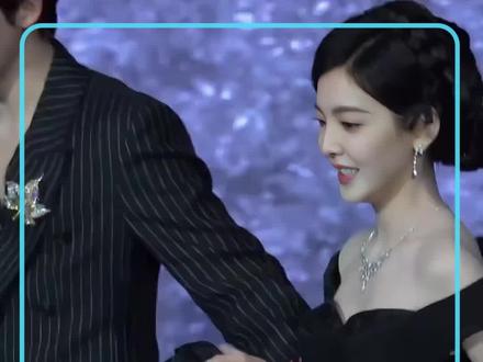 章若楠不慎被裙子绊倒,迅速起身保持优雅仪态