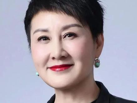 63岁的张凯丽,身价千万,却为了28岁的女儿操碎了心。#人物故事 #张凯丽 #张可盈 #背后的故事 #正能量