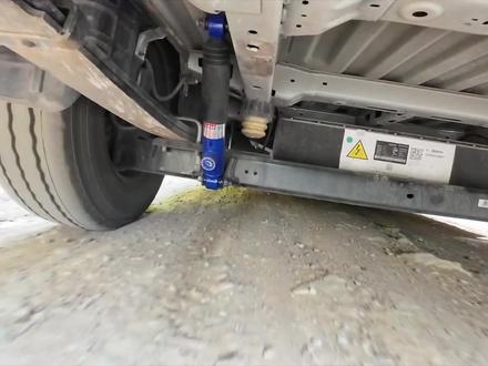 吉利远程超级van 更换十段可调减震器全程记录,有不少知识点,以后露营就舒服咯,大家改床车的话,不妨参考参考#厉害了我的车 #汽车知识分享 #远程超级van #换减震 #床车改装 @ABM改装减震器 @ABMONIS