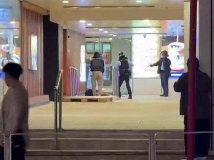 港警4.7秒两枪制服嫌犯,香港屯门劫持人质案慢放逐帧解读 视频来源于监控和路人拍摄 #香港警察 #警察 #香港 #人民警察 #女警 @香港警察