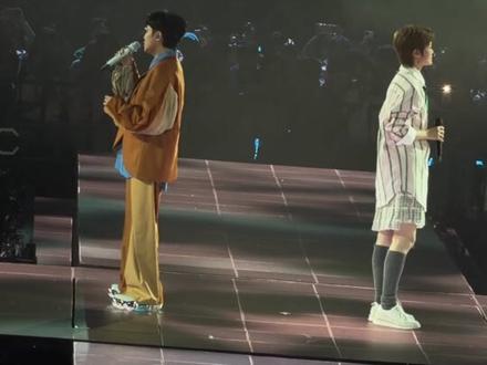 歌名倒序是“李宇春”,歌词藏着“风轻舞”,吴青峰把名字写成诗,李宇春用歌声回应,这双向奔赴的浪漫太戳了!🐱🐭