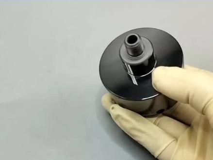 很多客户问#类金刚石DLC涂层 适用哪些模具?目前主要有冲压成形模具、注塑成形模具、半导体模具、压铸或锻压成型模具,紧固件模具,汽车冲压模具、汽车锻压模具等模具,且使用完#DLC涂层 技术后,模具配件可提升4个方面的性能优势:
1、延长模具使用寿命:涂层可以具有很好的耐磨损性和耐腐蚀性,可以延长模具的使用寿命。
2、提高模具表面硬度:由于涂层能够在模具表面形成坚硬的保护层,因此可以提高模具表面的硬度,使其能够承受更高的压力和磨损。
3、降低模具热传导:一些涂层还具有很好的绝缘性能,可以降低模具热传导,从而提高模具的热稳定性。
4、提高模具表面质量:涂层可以填补模具表面的裂缝和缺陷,从而提高其表面质量,使其表面更加光滑。#制造业