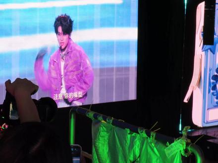这个舞台在其实算我喜欢的前五里,好喜欢这样元气的大男孩#新音 #大舌头 #陈浚铭#陈思罕#李煜东