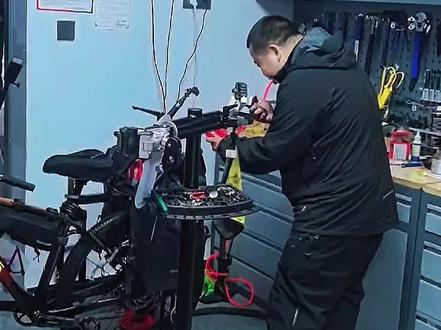 蓝战非自行车爆胎#蓝战非#蓝战非探索地球#愿我们都是蓝战非#蓝胖子旅行#战放阿勒泰