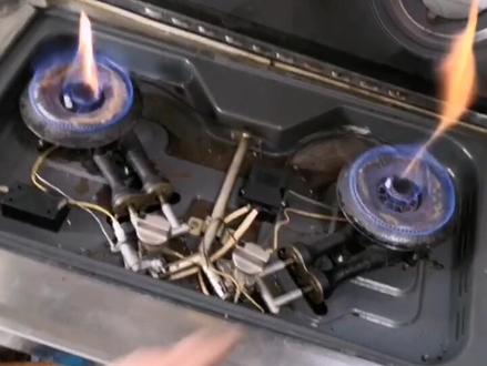 家用燃气灶出现熏黑锅底,燃烧时有异味,呛眼睛,点火困难等问题都有可能是风门位置调整不当所引起! #燃气灶风门